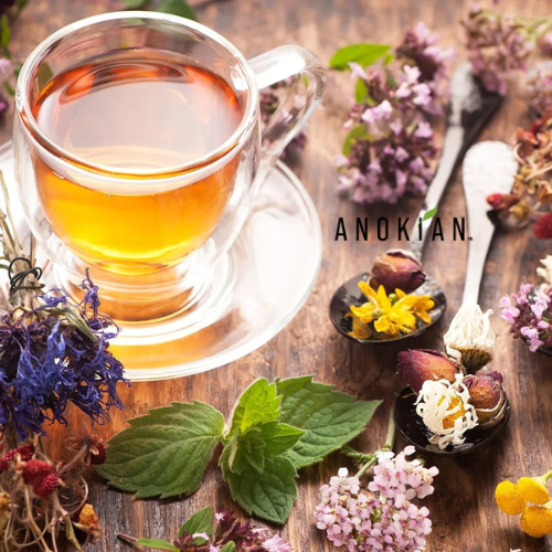 miel médicinal dans une tisane aux plantes naturelles
